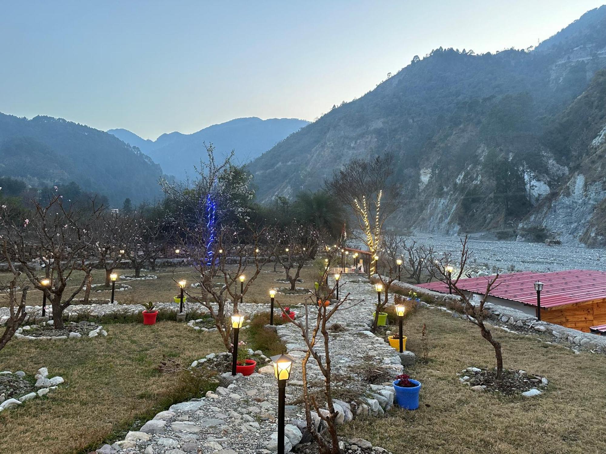 Cabana Riverside Resort - Kainchi Dham 奈尼塔尔 外观 照片